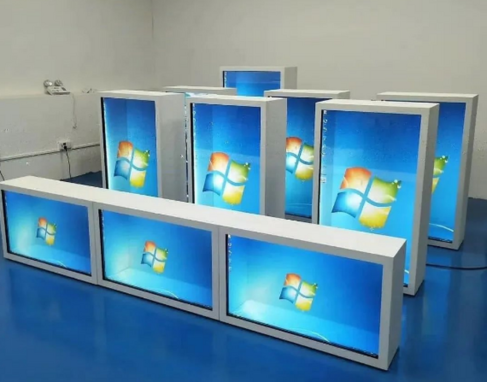 透明屏/透明展示柜的特点和优势 透明屏/透明展示柜是基于透明icd屏幕