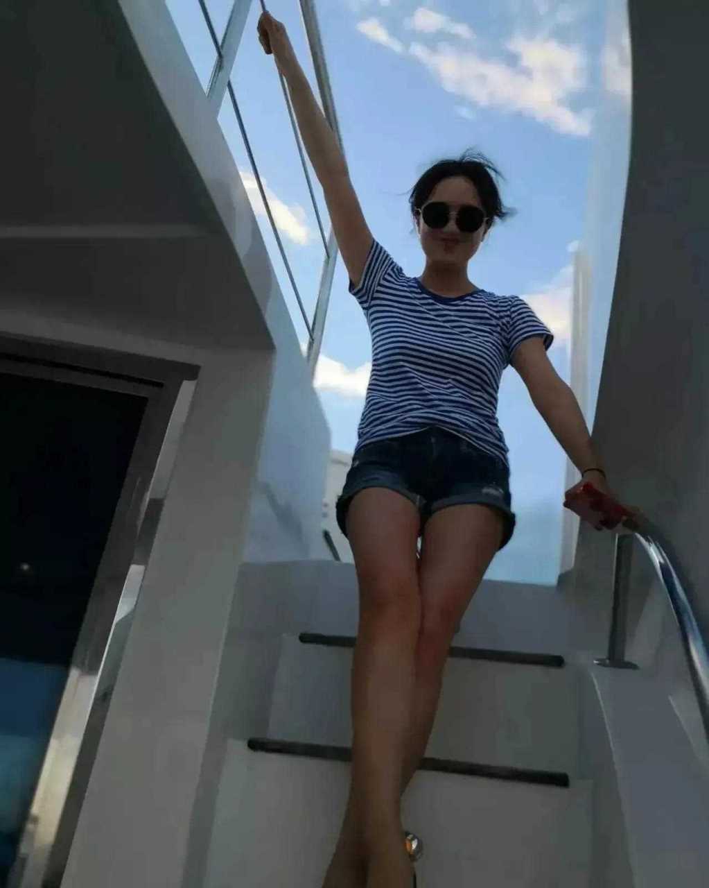 演员辛柏青一家三口坐游艇外出游玩,同穿蓝色条纹家庭装亮相,幸福又