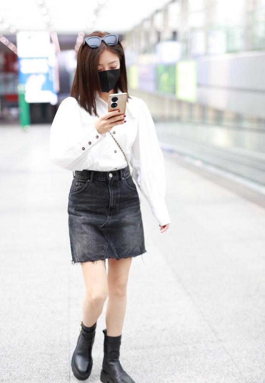 邓家佳北京机场:白色衬衫灰色牛仔短裙,简约时尚