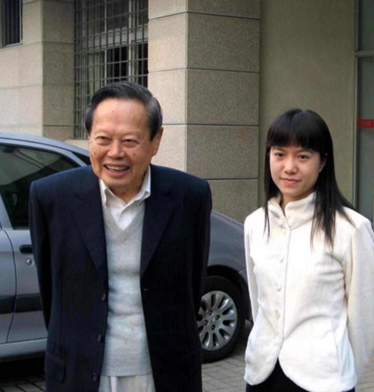 杨振宁杨帆的这些合照,男方比女方显年轻!