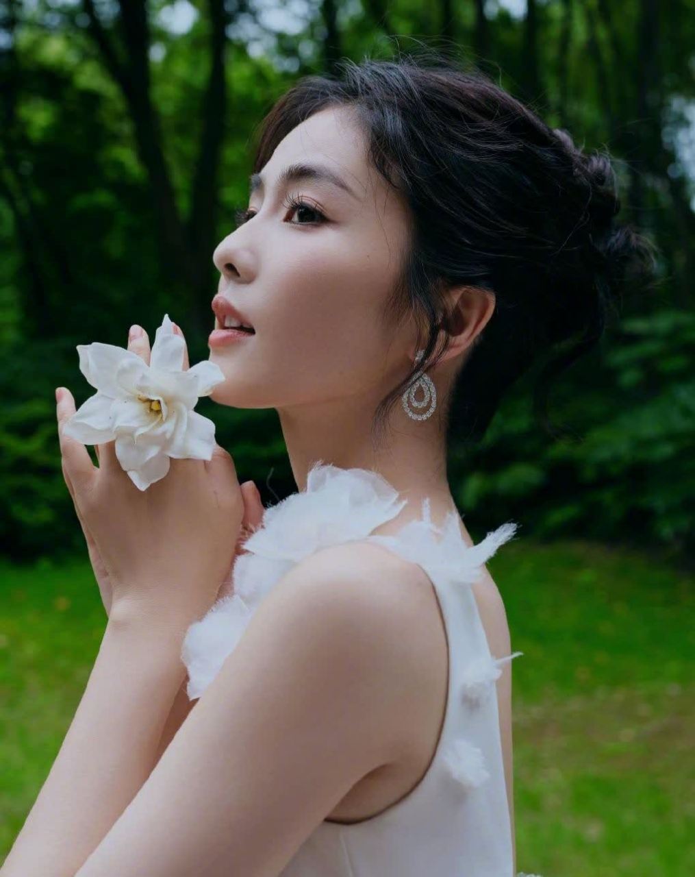 白鹿一袭白裙亮相玉兰红毯,卷发柔顺又温柔.