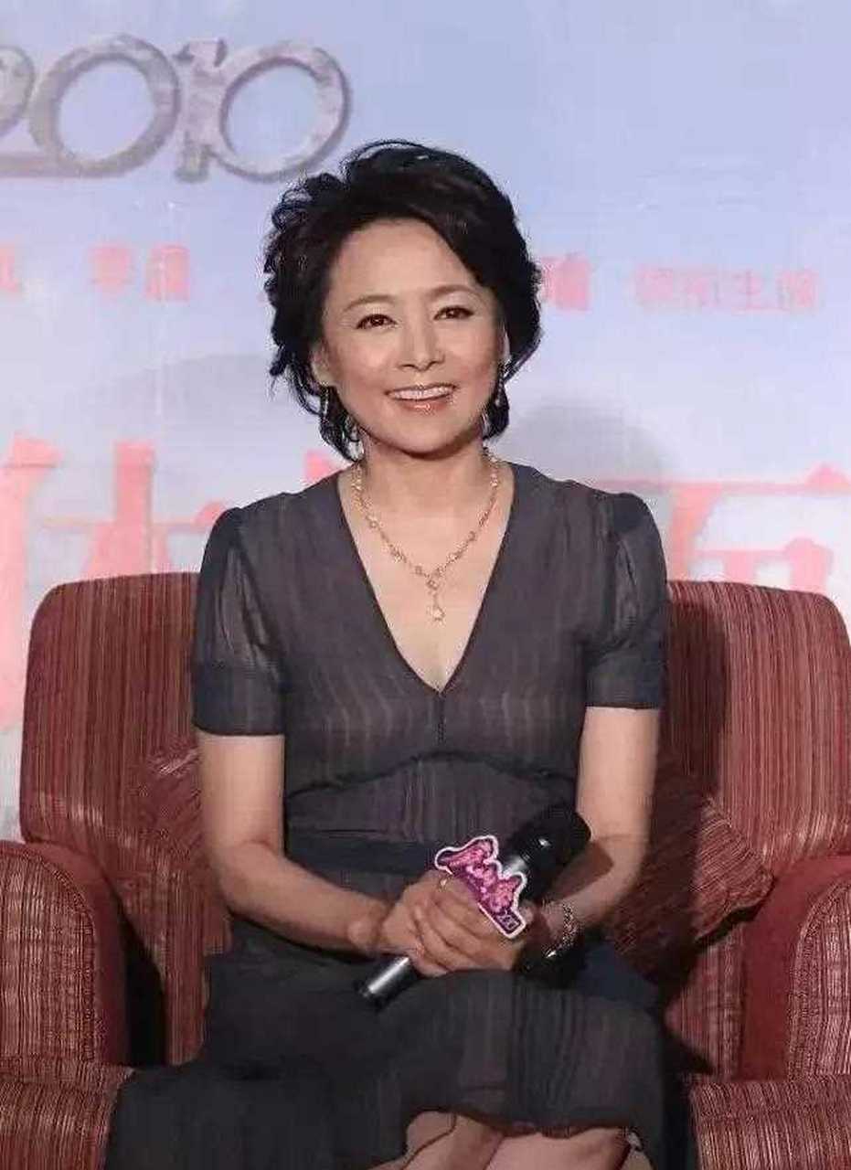 《庐山恋》女主角张瑜近况 尽管60多岁了,也遮挡不住她那美丽大气