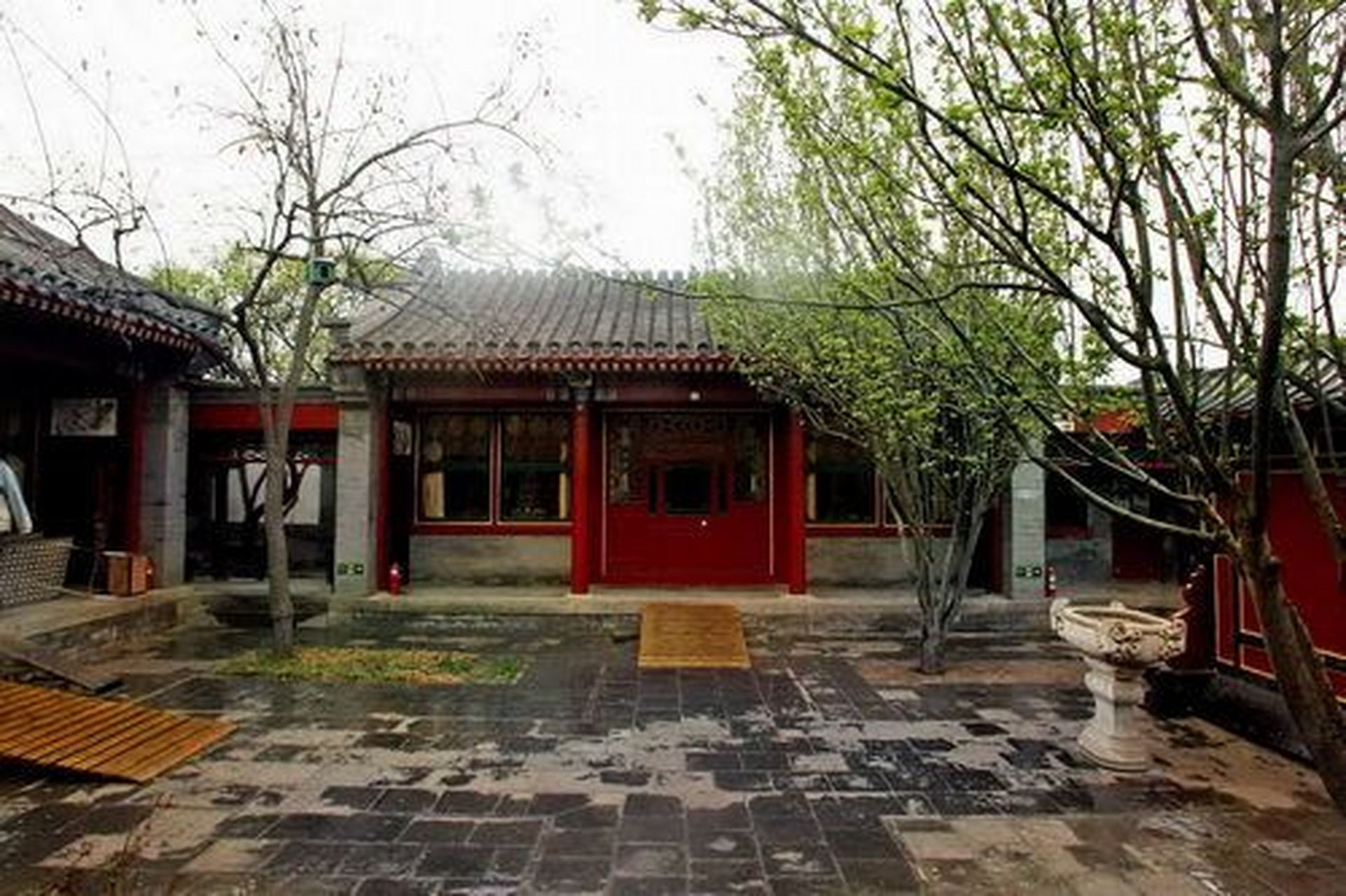 四合院是以正房,倒座房,东西厢房围绕中间庭院形成平