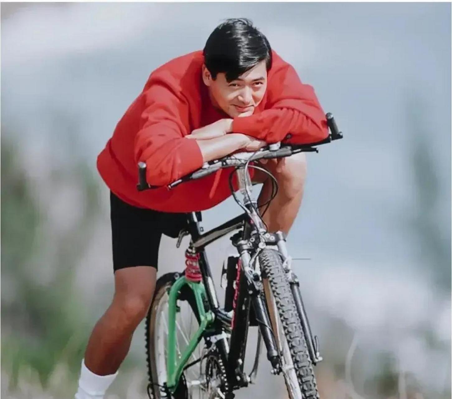 周润发是上世纪90年代的一个帅气男孩,他常常在户外骑着自行车进行