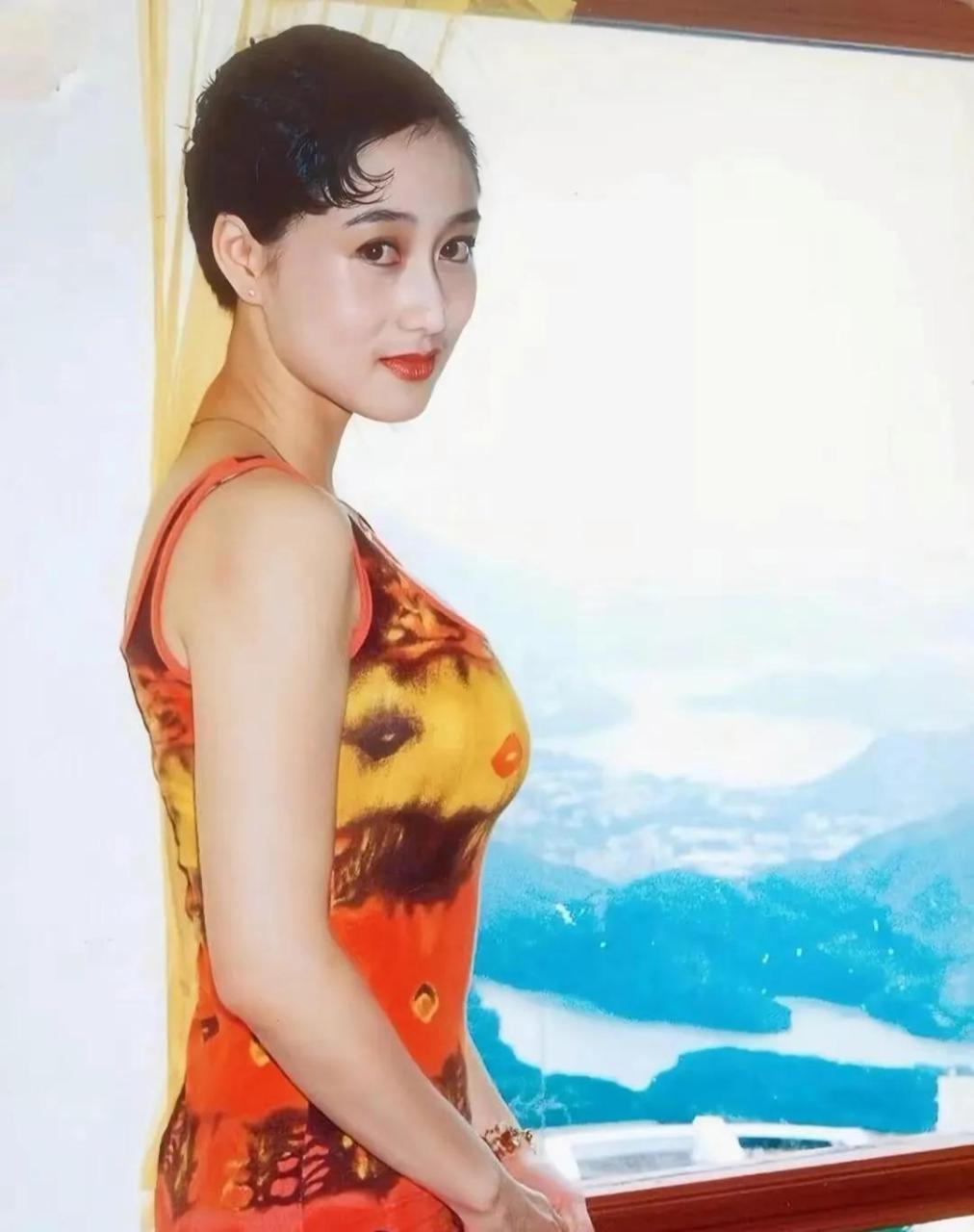 年轻时的利智风情万种,不可方物.没想到年纪大了之后变得这么老态.