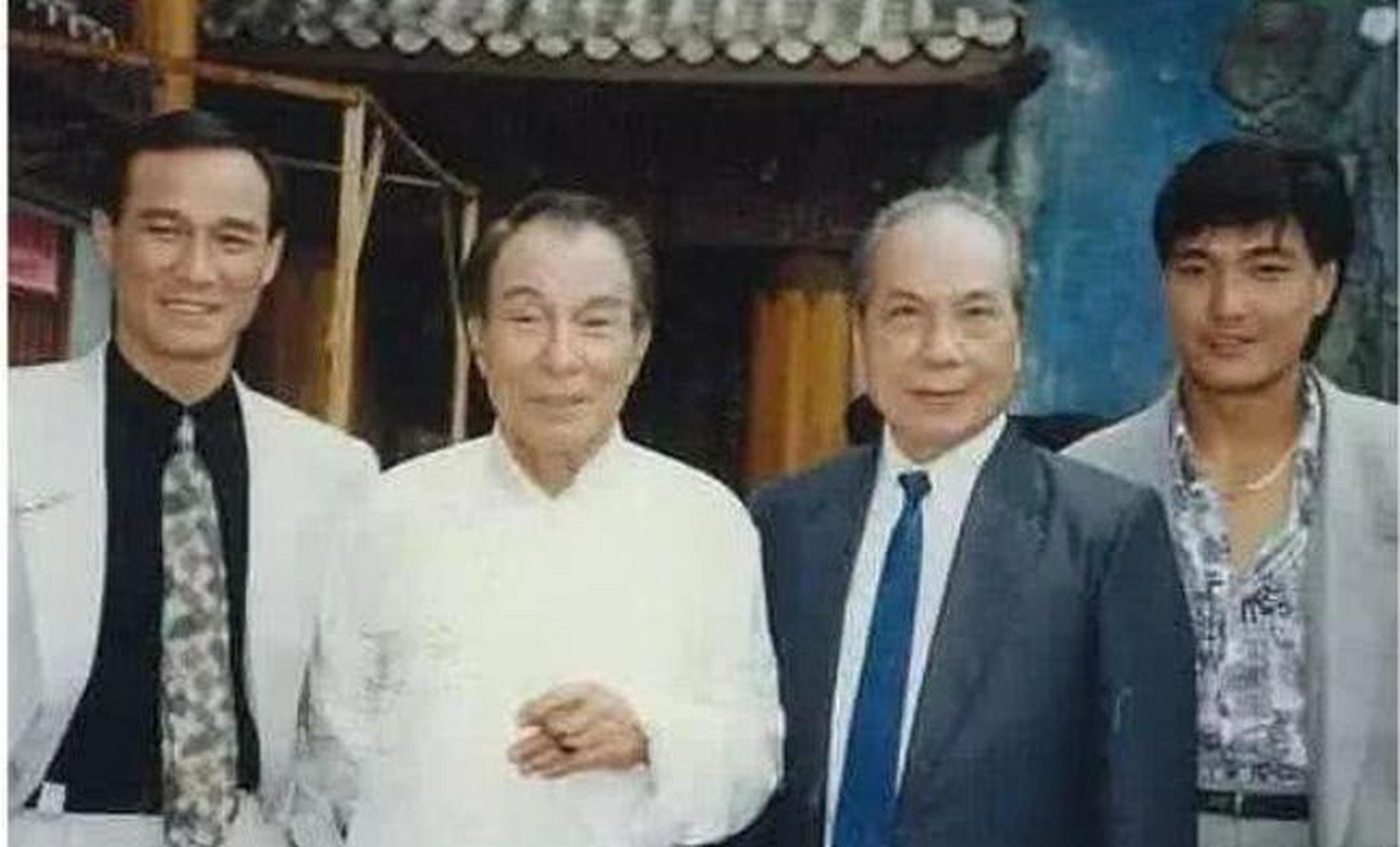 当年,曹达华在赌场输光家产1500亿,赌王何鸿燊直接给了他一张终身vip