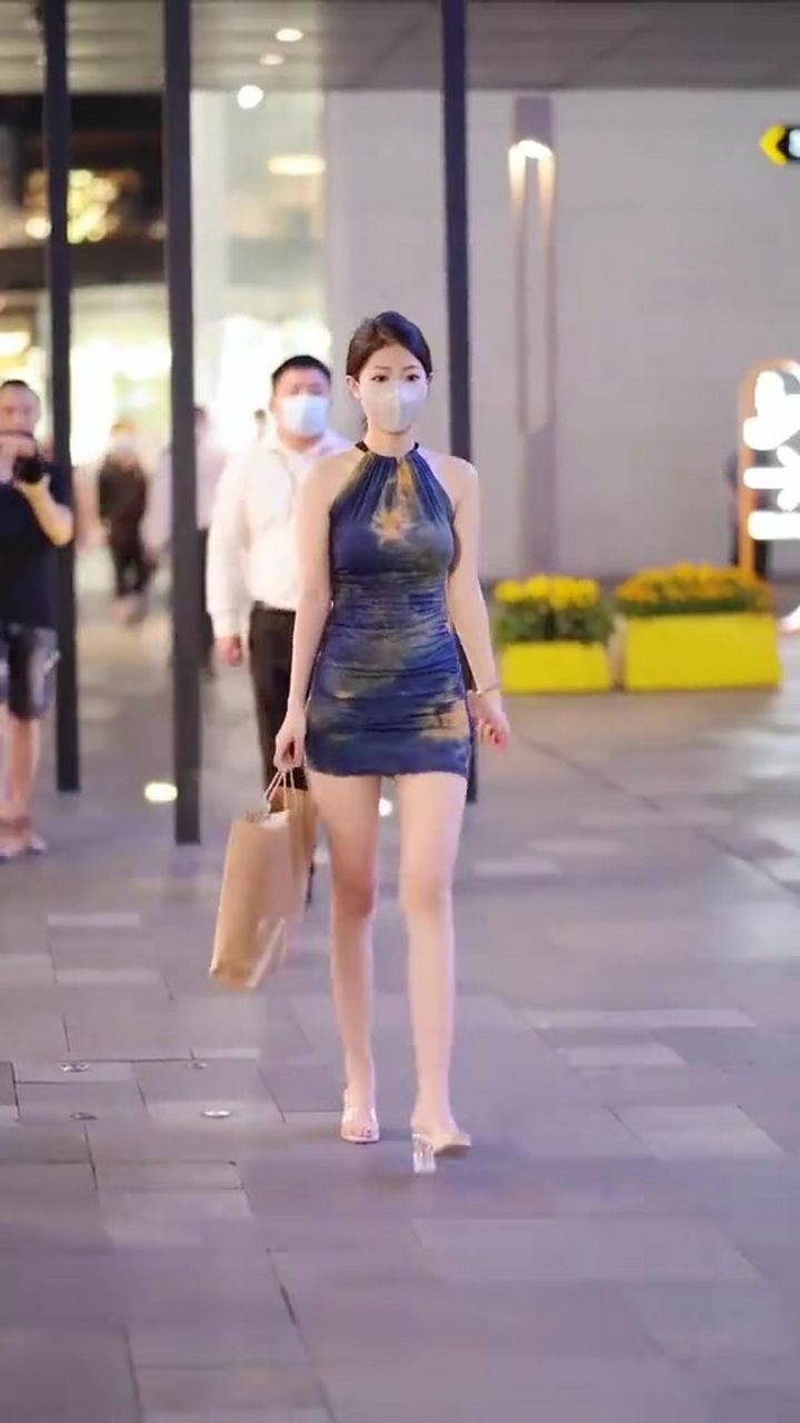 街拍美女:新婚少妇穿旗袍逛街,尽显成熟女人的气质