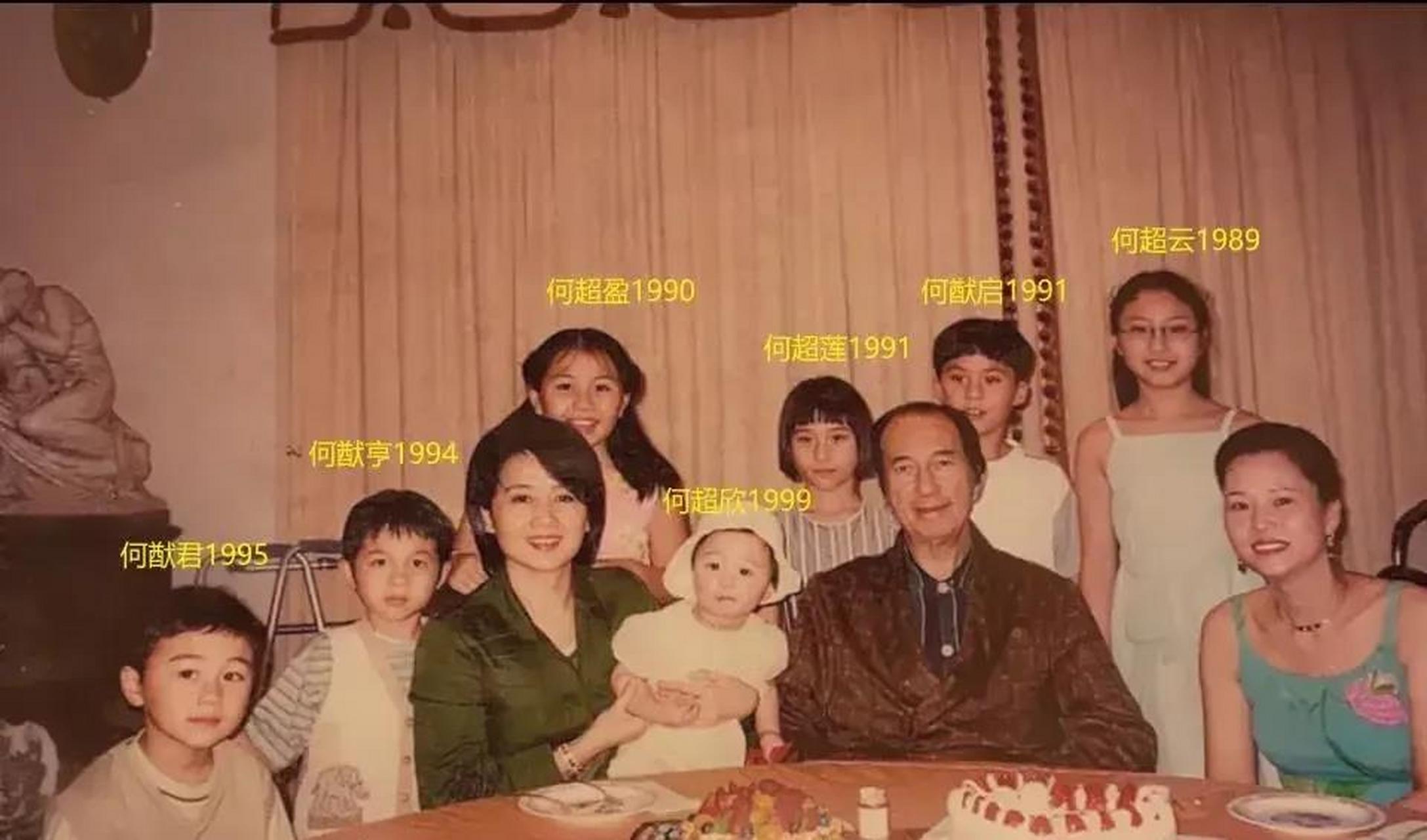 看了下面这张赌王与三太,四太的合影,打心底佩服这两个女人.