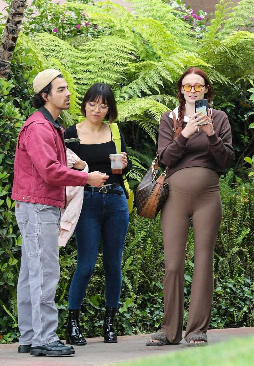 二乔带着老婆索菲·特纳,现身比佛利山庄酒店午餐,索菲·特纳怀二胎也