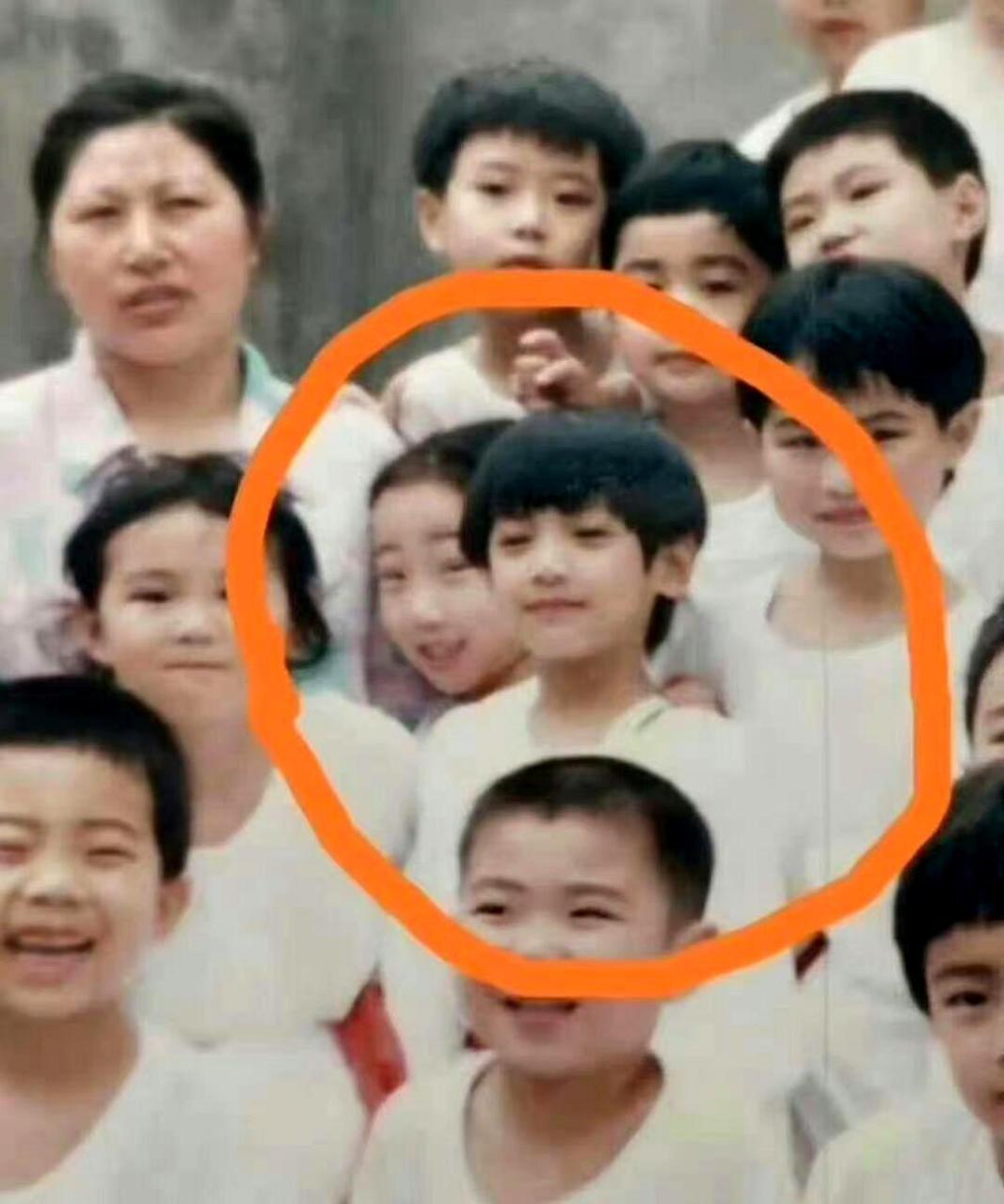 罗云熙的童年照笑得很开心,这段黑历史似乎永远也扒不完.