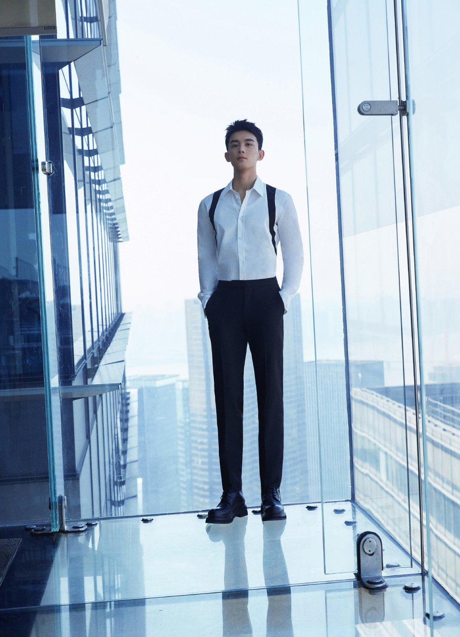 吴磊黑白极简质感大片,这才是帅哥的正确打开方式,白衬衫背带造型实力