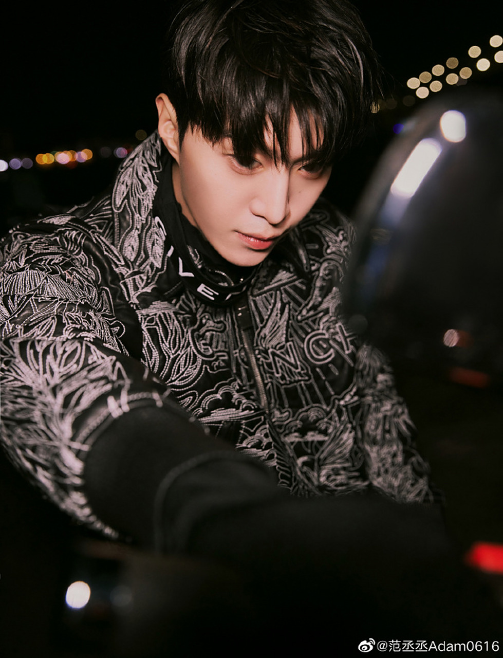 范丞丞机车写真