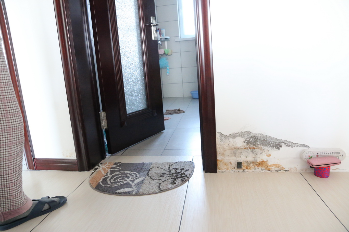 卫生间门口漏水卫生间渗水卫生间漏水照片卫生间门口两侧外墙渗水卫生