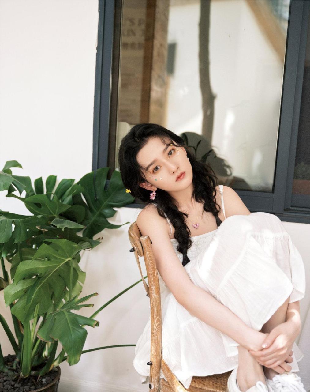 宋祖儿生日写真,白色连衣裙 双麻花辫造型,扑面而来的少女感,祖儿新的