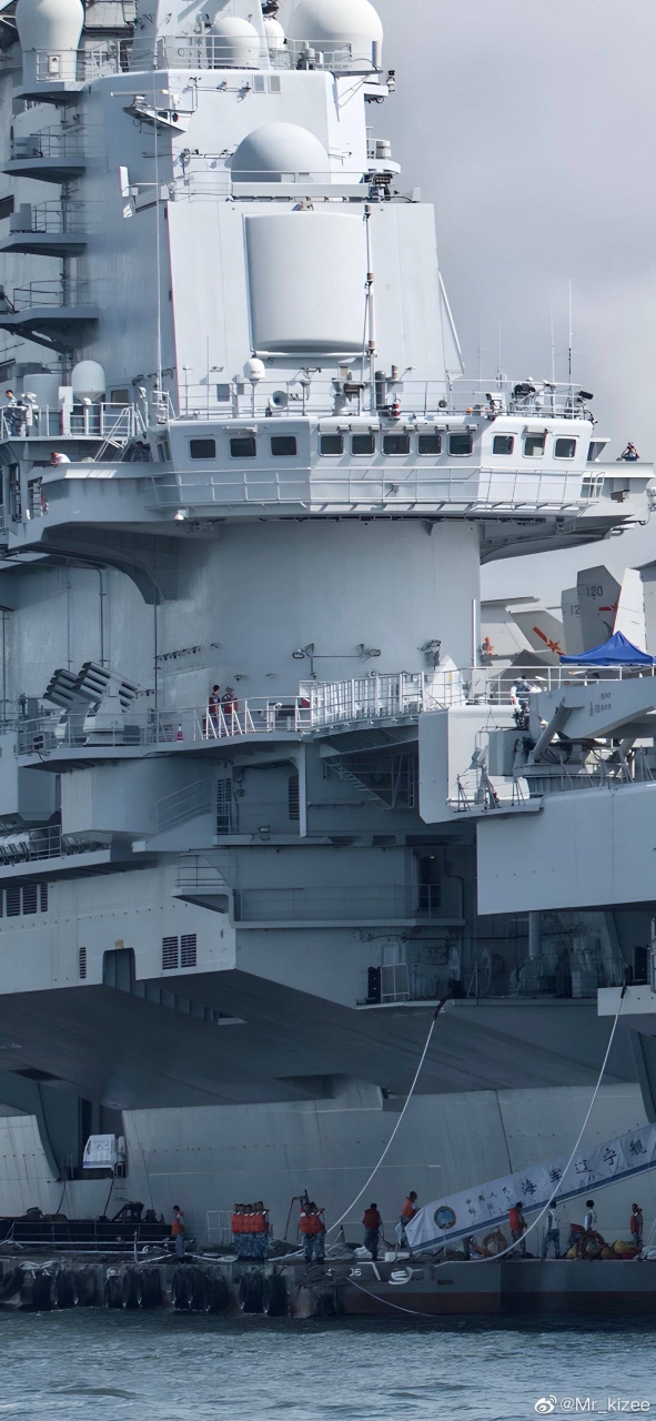 我国海军第一艘航空母舰辽宁舰,不同的摄影方法,图片有着完全不同的