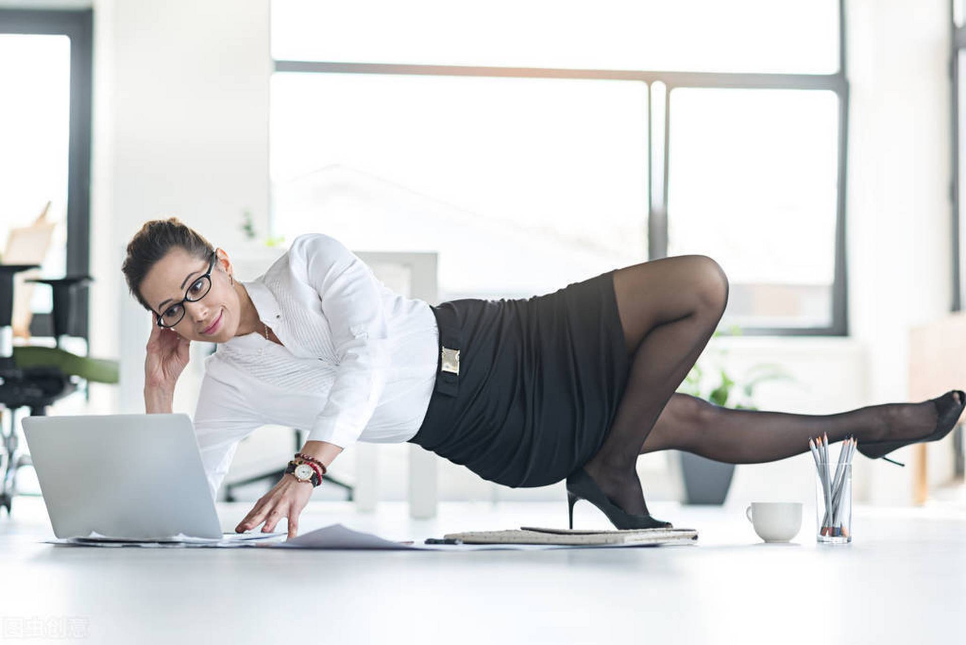 一位美女秘书因为明确拒绝了总经理的职场骚扰,还给了总经理一个大