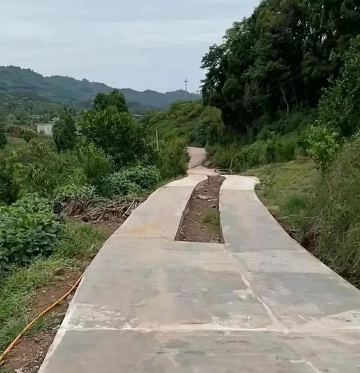 村里修路为什么要修成这样啊?