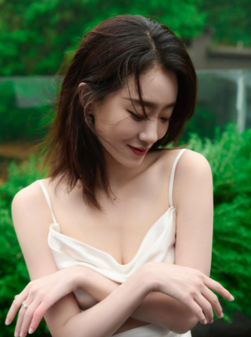 张小斐白色露背长裙写真,尽显性感与高贵的气质,时尚感十足