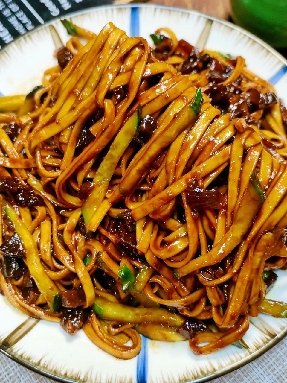 巨简单的素炸酱面,一碗不够吃 天气热没有食欲的时候,就想来一碗超