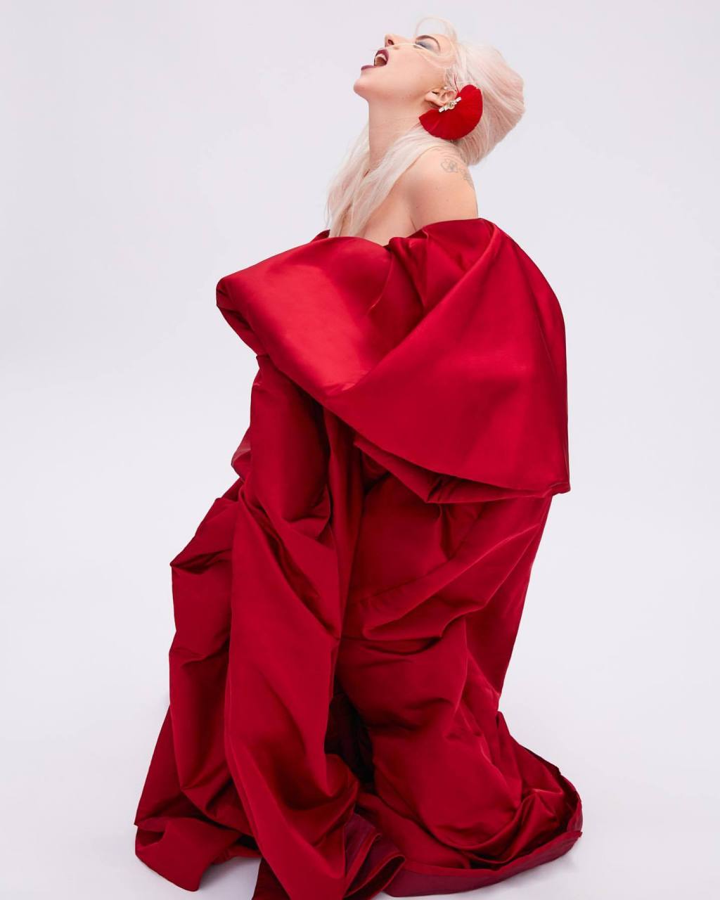 lady gaga valentino香水这组大片真的好美,华伦天奴红!