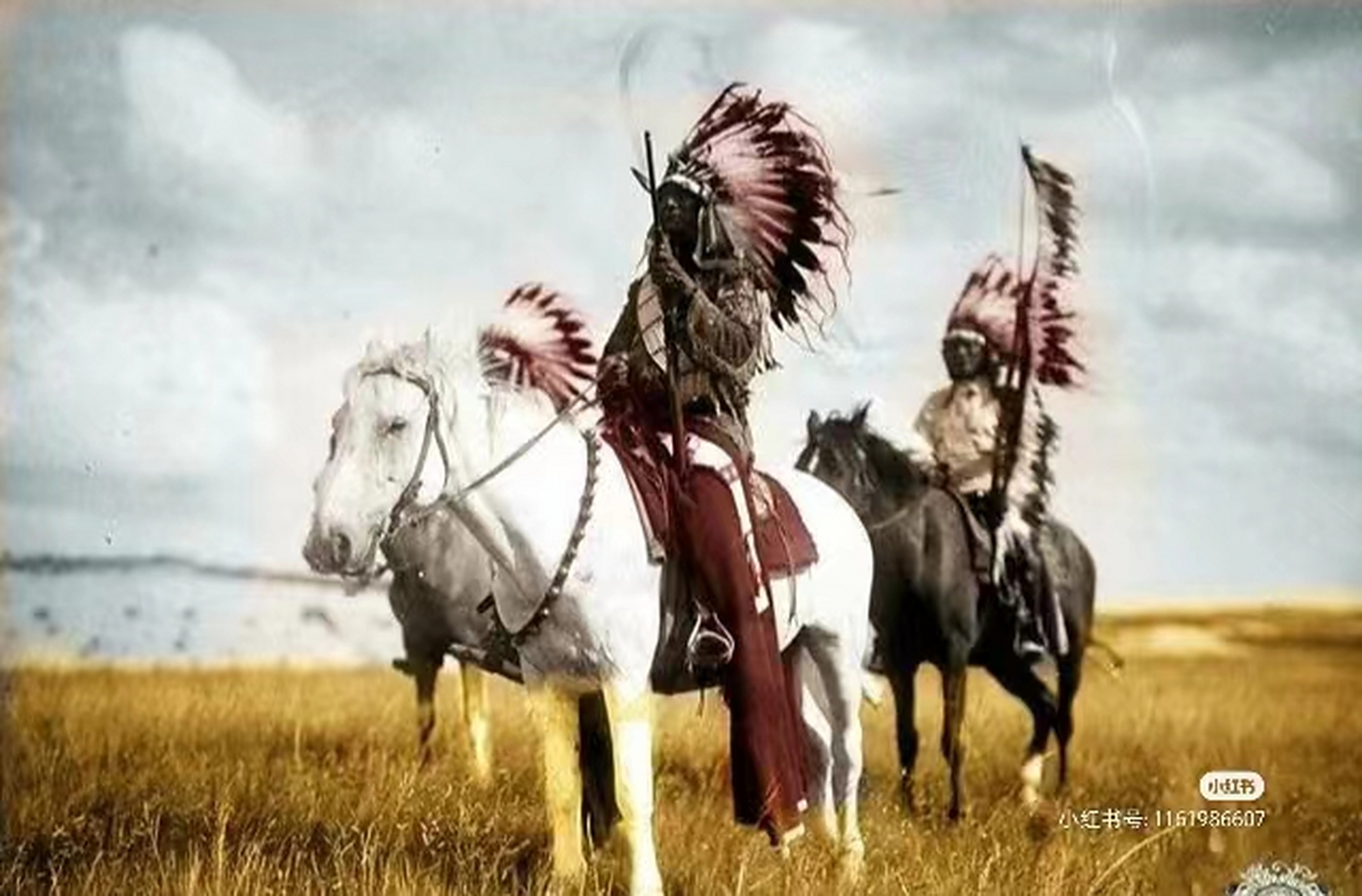 "鹰羽冠"是"印第安人"最具特色的服饰,它们象征着勇敢和荣誉,直到今天