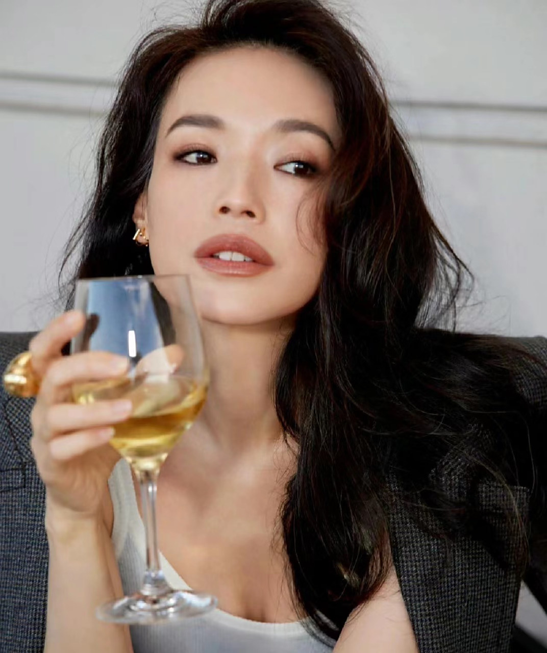 灰色西服套装搭配大波浪卷发,浑身散发着慵懒松弛感,从容又优雅.