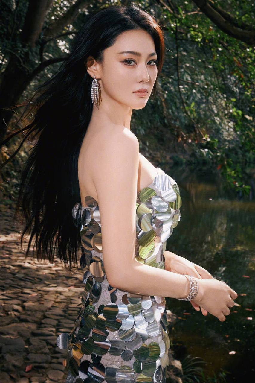 张馨予身穿银色鳞片抹胸裙,参加时尚周年风尚大典.