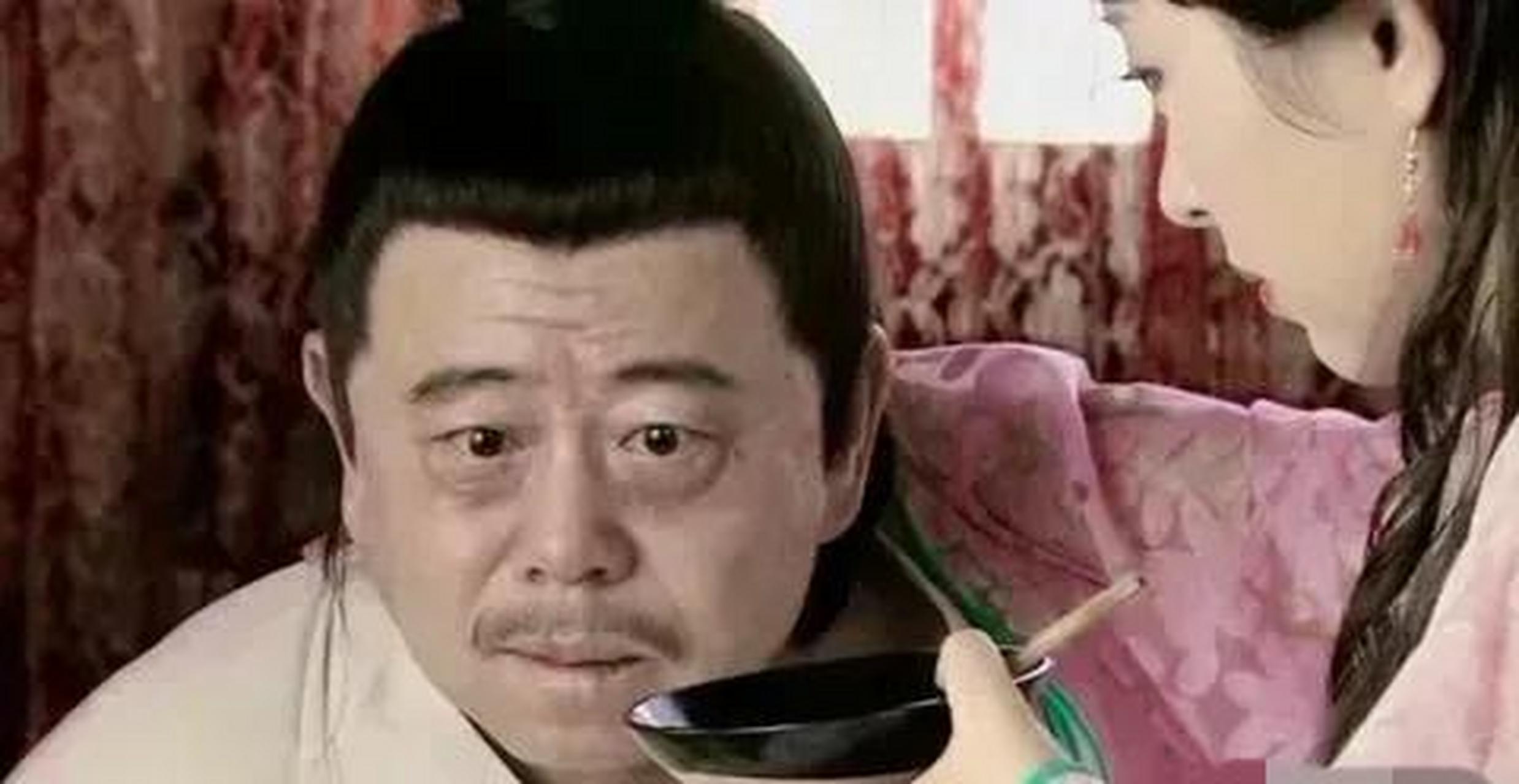 不得不说潘长江演绎的武大郎,特点很鲜明,而且演技也一流,喝药的靡换