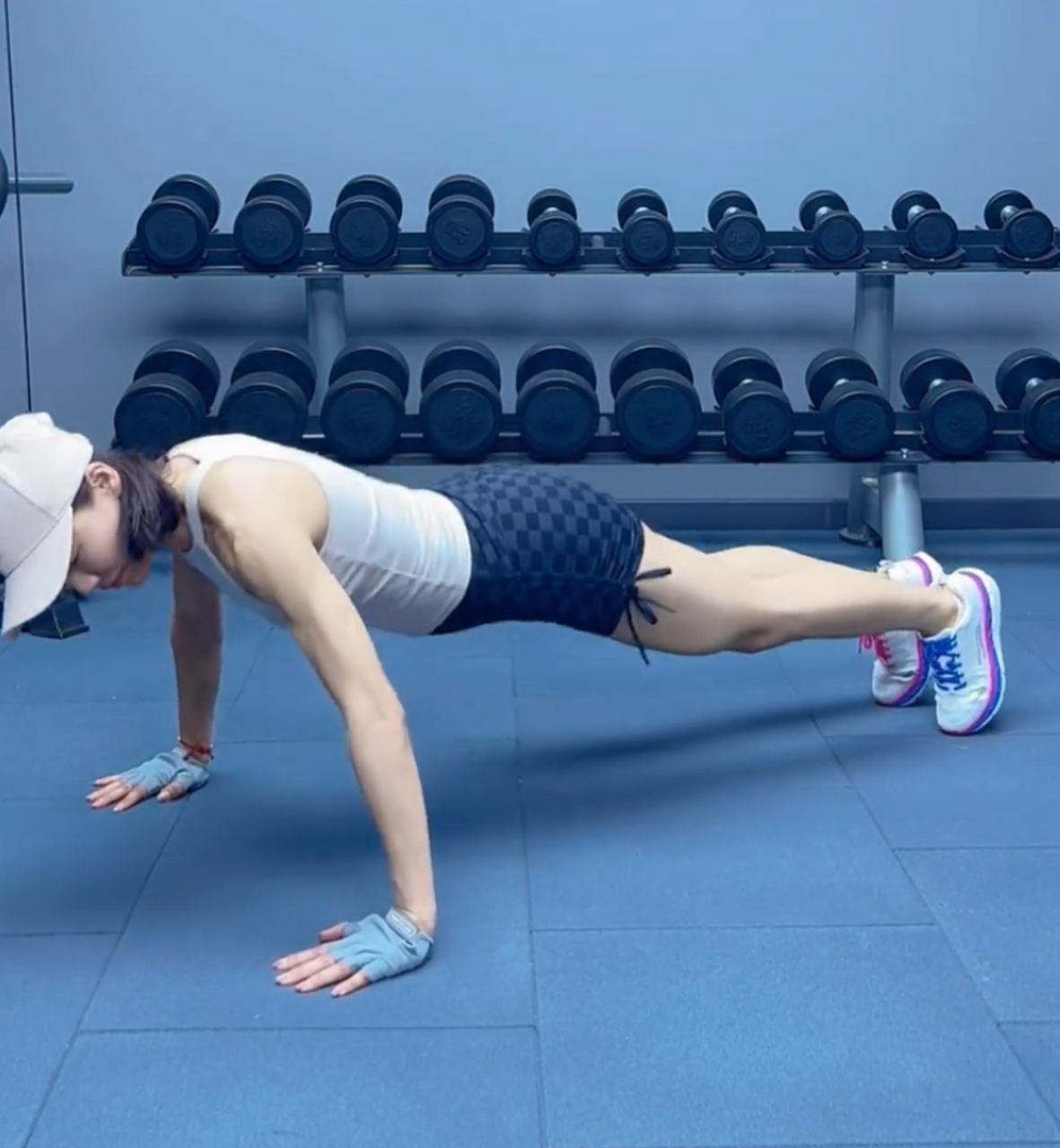 11566 增强肌肉力量 俯卧撑主要锻炼胸肌,三头肌和肩膀肌肉