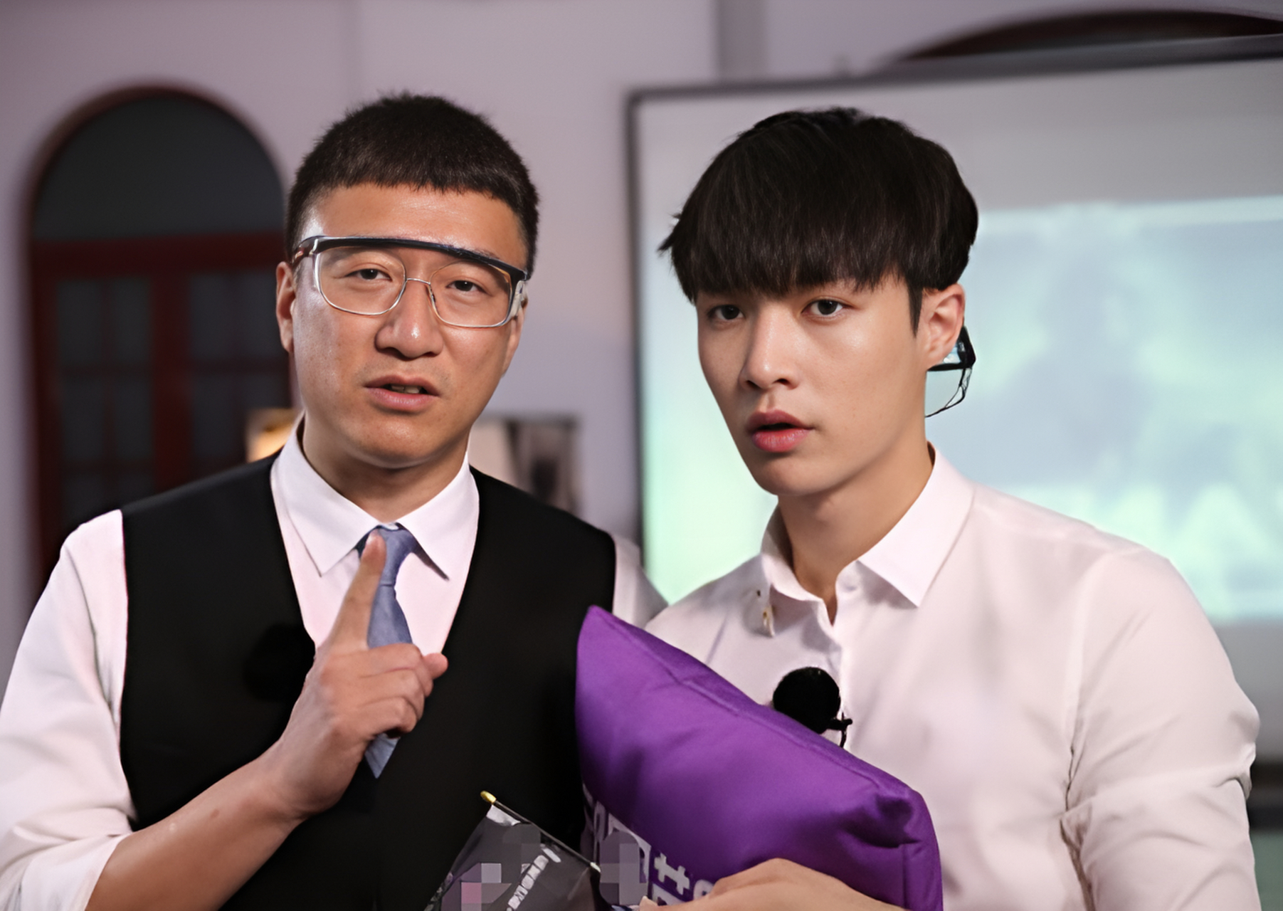 有一次聚餐,孙红雷把张艺兴拉到身边:"艺兴,黄渤,黄磊都在那边,你去