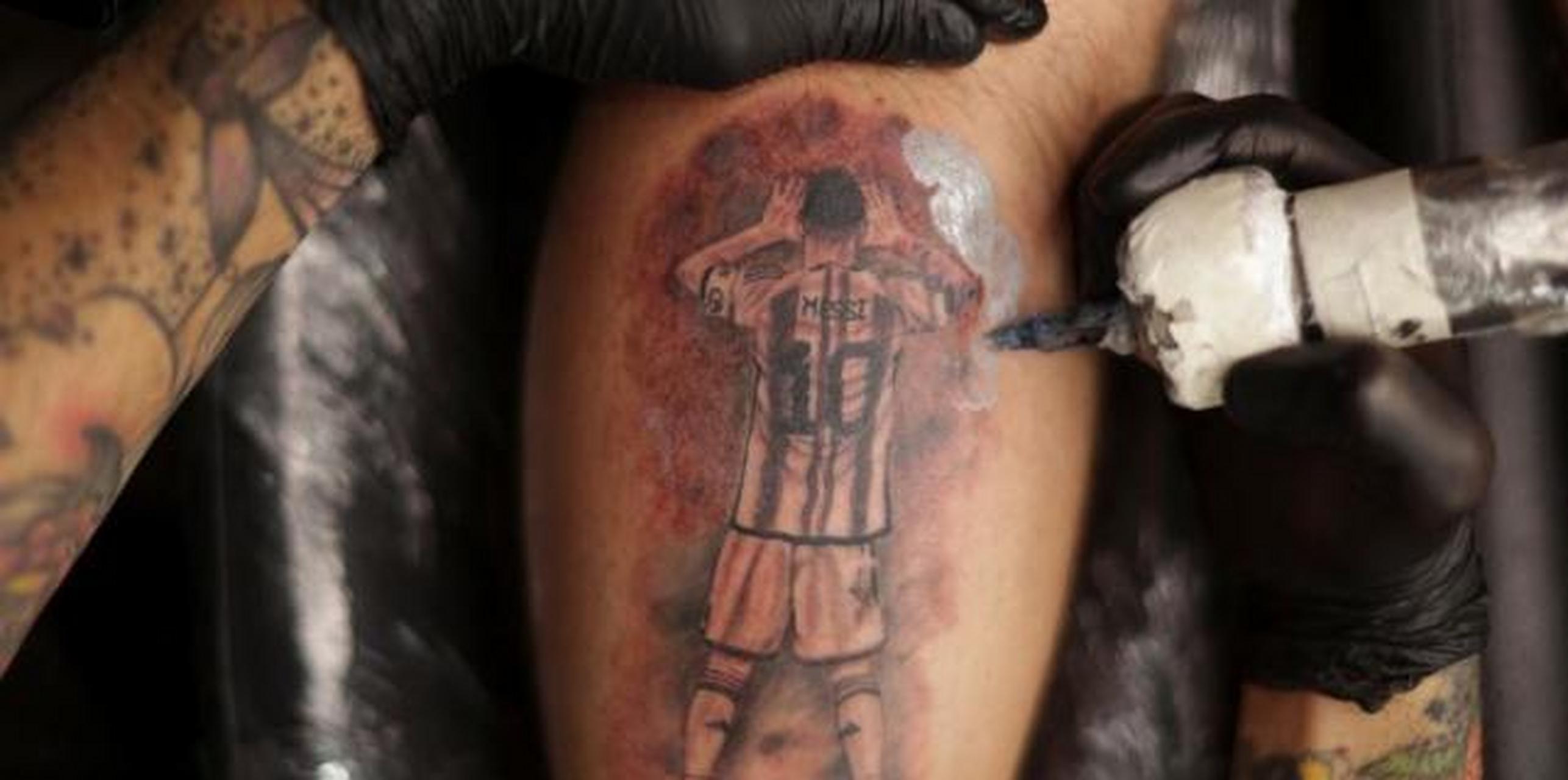 阿根廷掀起纹身热潮,68岁的老奶奶将梅西的著名脏话纹在手臂上