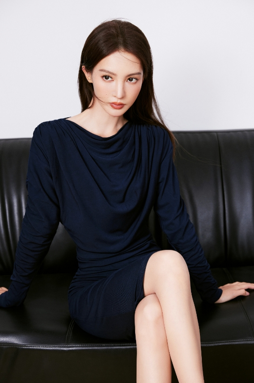 天使容颜,魔鬼身材的#金晨# 五官精致,身材窈窕,美腿玉足,性感撩人