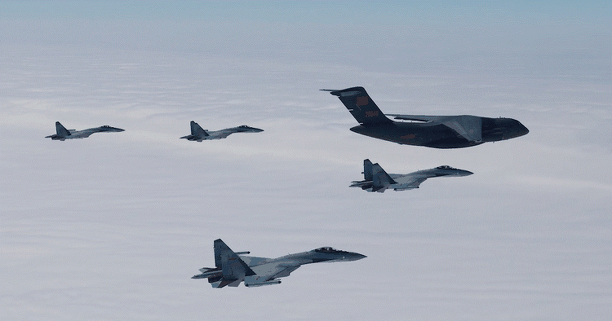 中国空军"南霸天"su-35战斗机与运-20运输机编队飞行,还是那个熟悉的"