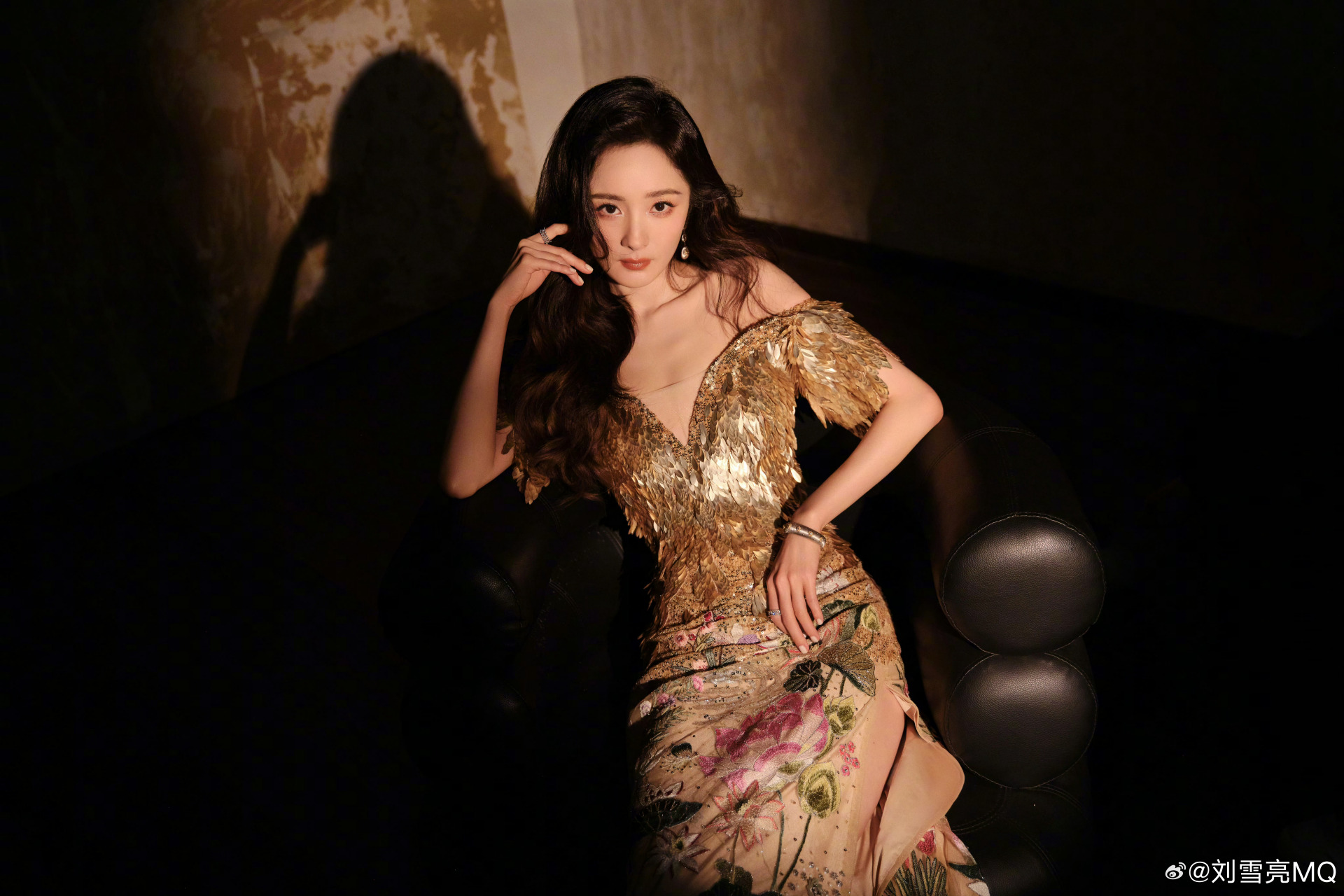 杨幂鎏金礼服长裙# 杨幂ins更新美照,纹理感较强的羽翼在秋天的裙光
