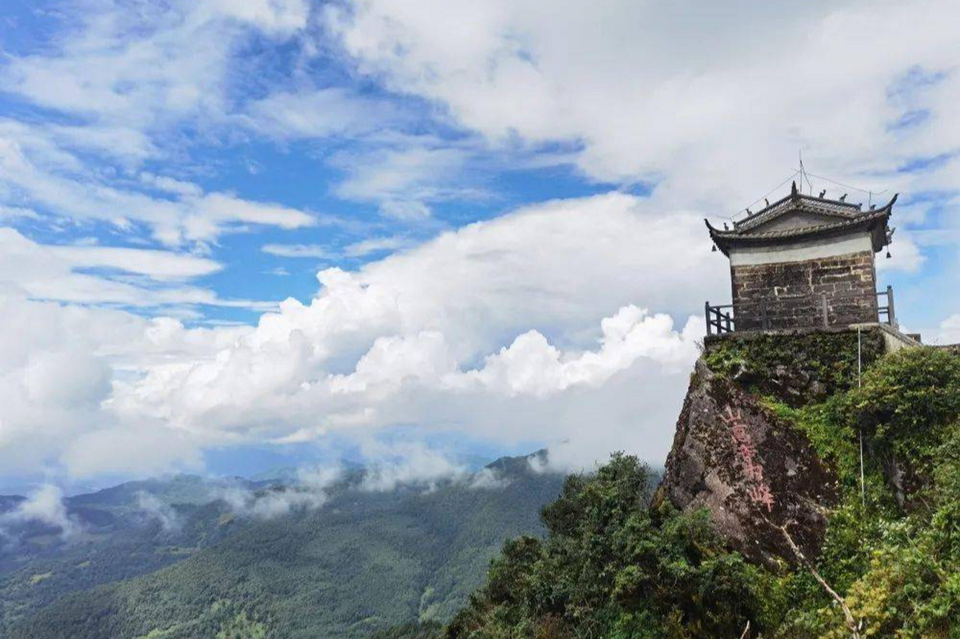 大理太极顶:海拔3064米,为弥渡县第二高峰.