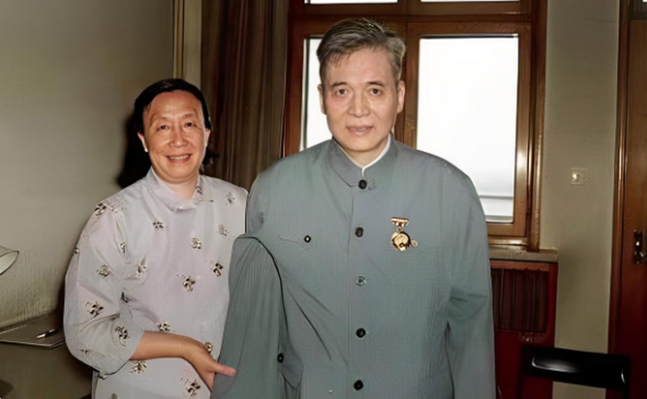 1986年,邓稼先拿着他与妻子许鹿希合影的照片,泪流满面.