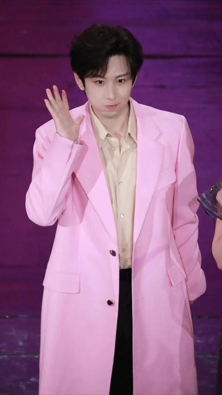 成毅#  粉色的西装,还得配上成毅招牌萌才能hold得住!