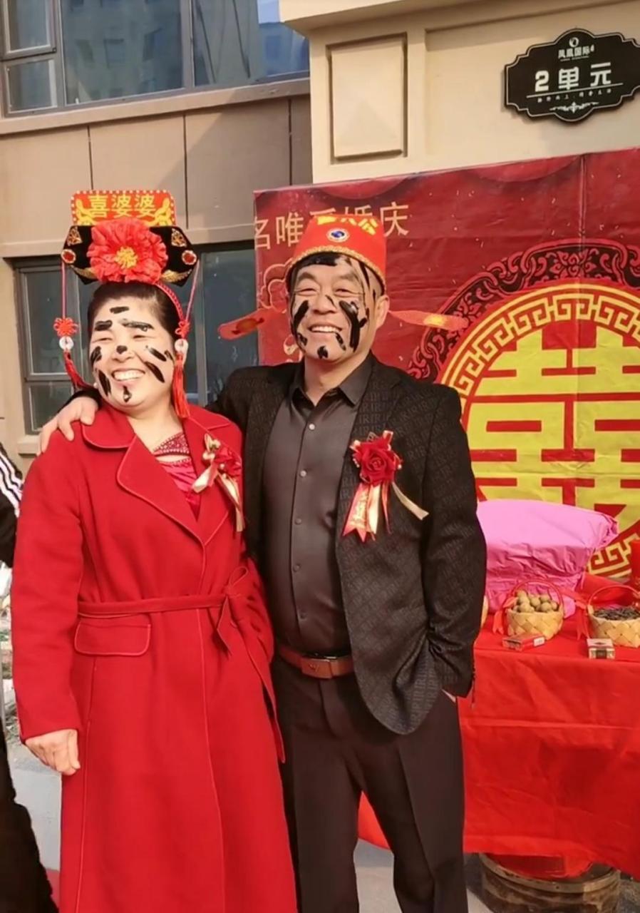 儿子结婚这天,喜公公喜婆婆让人抹一脸黑,也是高兴的![左捂脸]