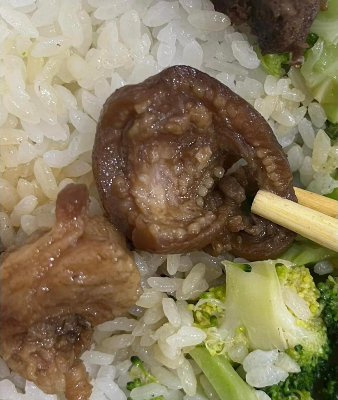 网友:这肉正常吗,听说这种一粒一粒的是淋巴肉,还能吃吗?