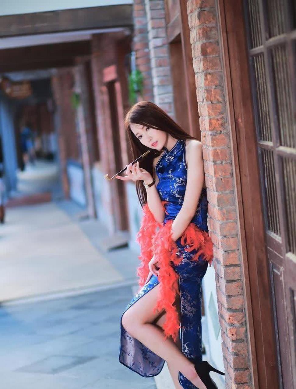街拍:穿旗袍的小姐姐,一袭蓝色旗袍搭配丝袜高跟鞋很是迷人