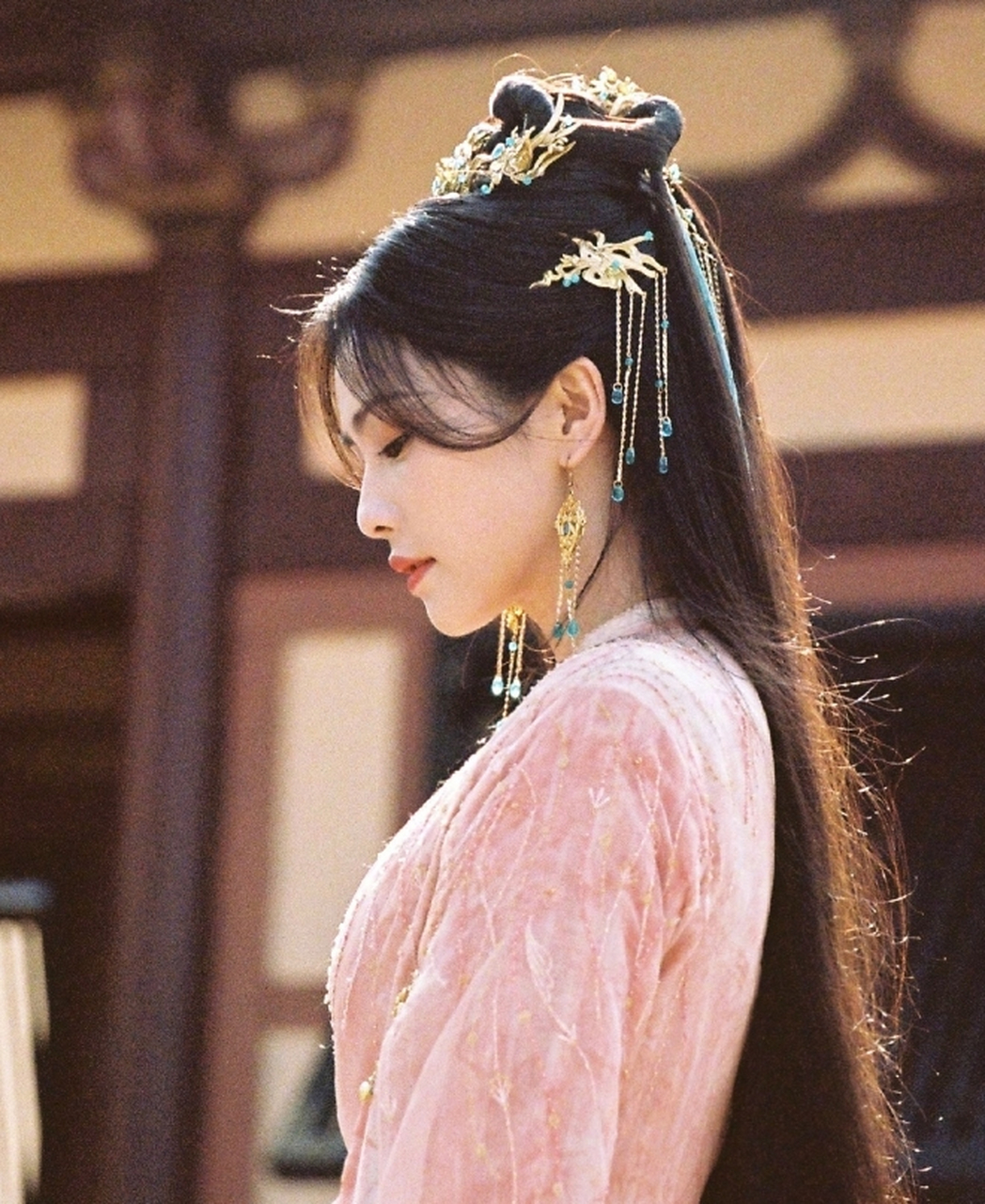 颜值清新,身材饱满的#白鹿# 五官精致,眼睛明亮,鼻梁高挺,嘴唇丰润,美