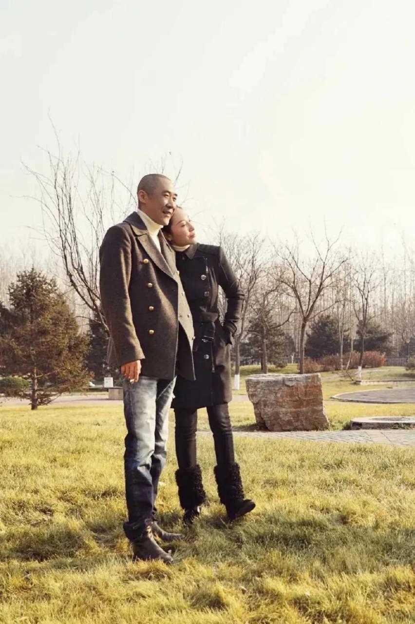 章子怡的哥哥章子男和老婆户外秀恩爱!