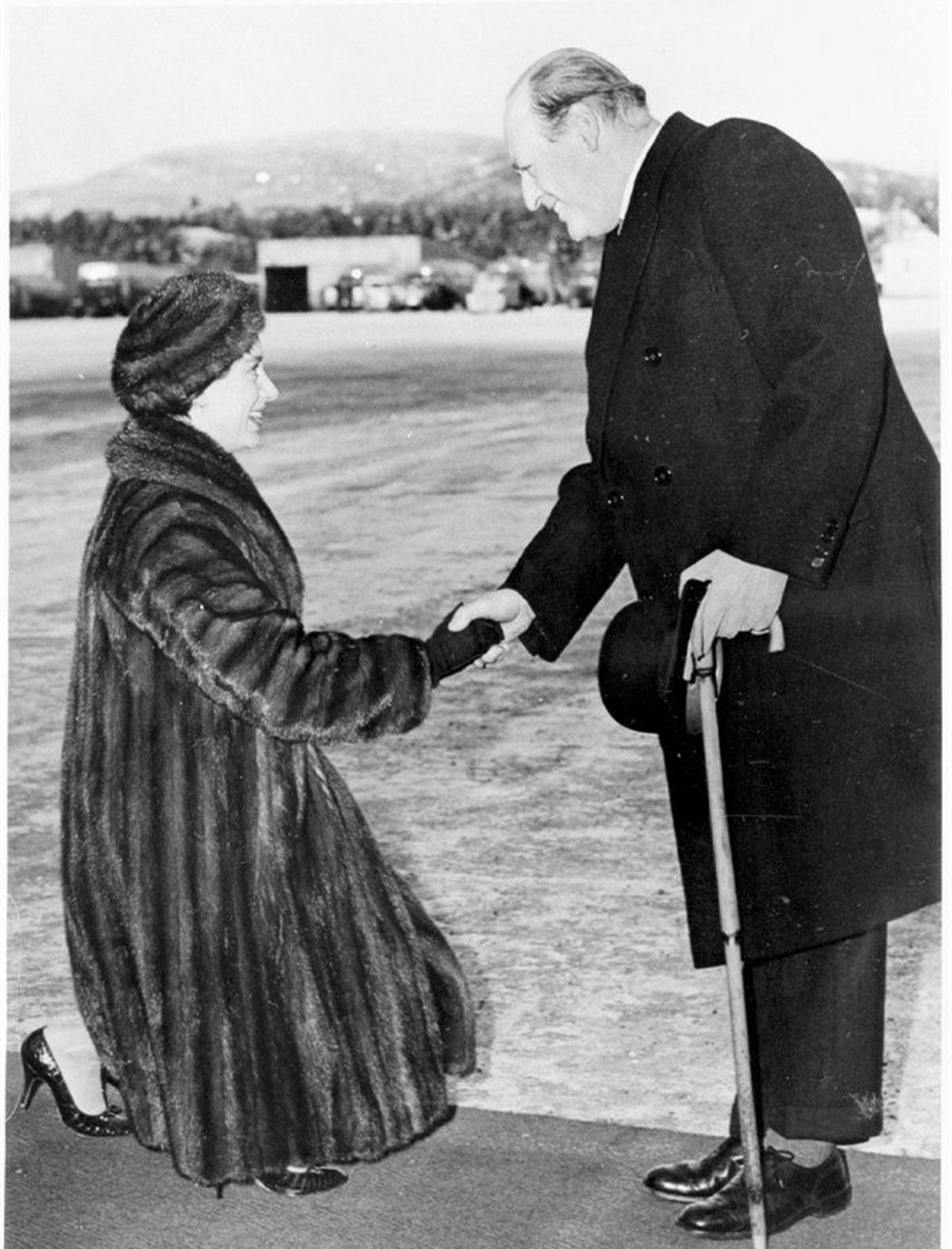 1961年,玛格丽特公主向挪威的奥拉夫五世国王行屈膝礼