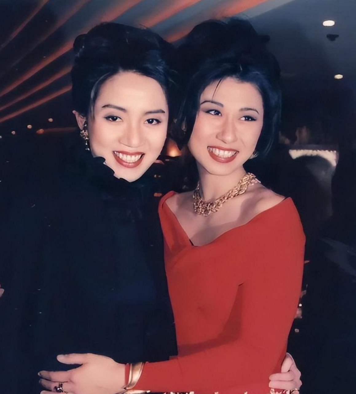 当时,吴正元看上了叶倩文的歌声,便与丈夫林子祥商量将叶倩文带在身边