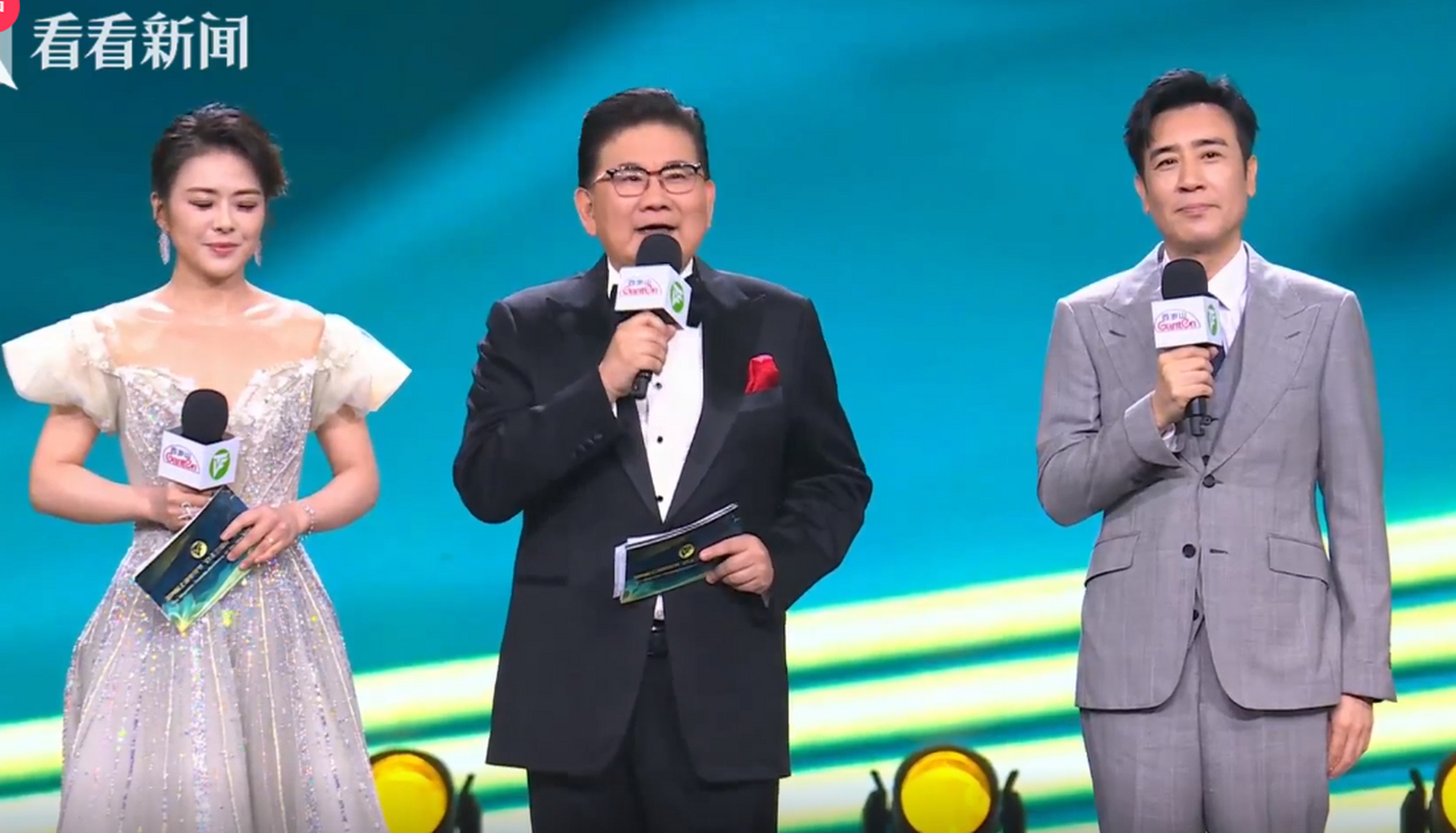 不仅主持了上海电影节,又接连主持了白玉兰奖的开幕式和颁奖典礼.