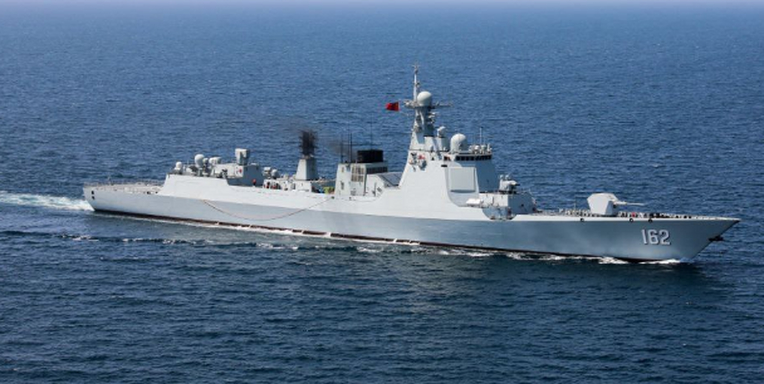 052dl舰参加中东军演,展现强悍性能,成防空作战科目指挥舰?