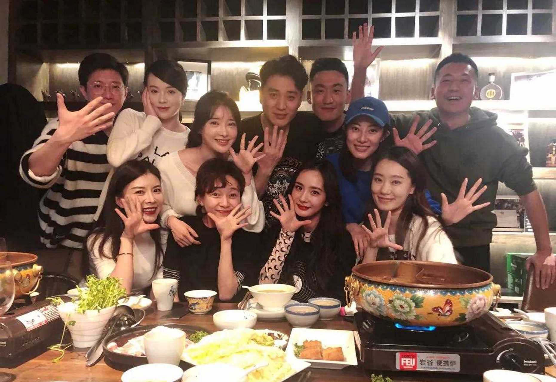 北电05级同学难得聚会,照片中可以看到杨幂,张小斐和焦俊艳三位女神均