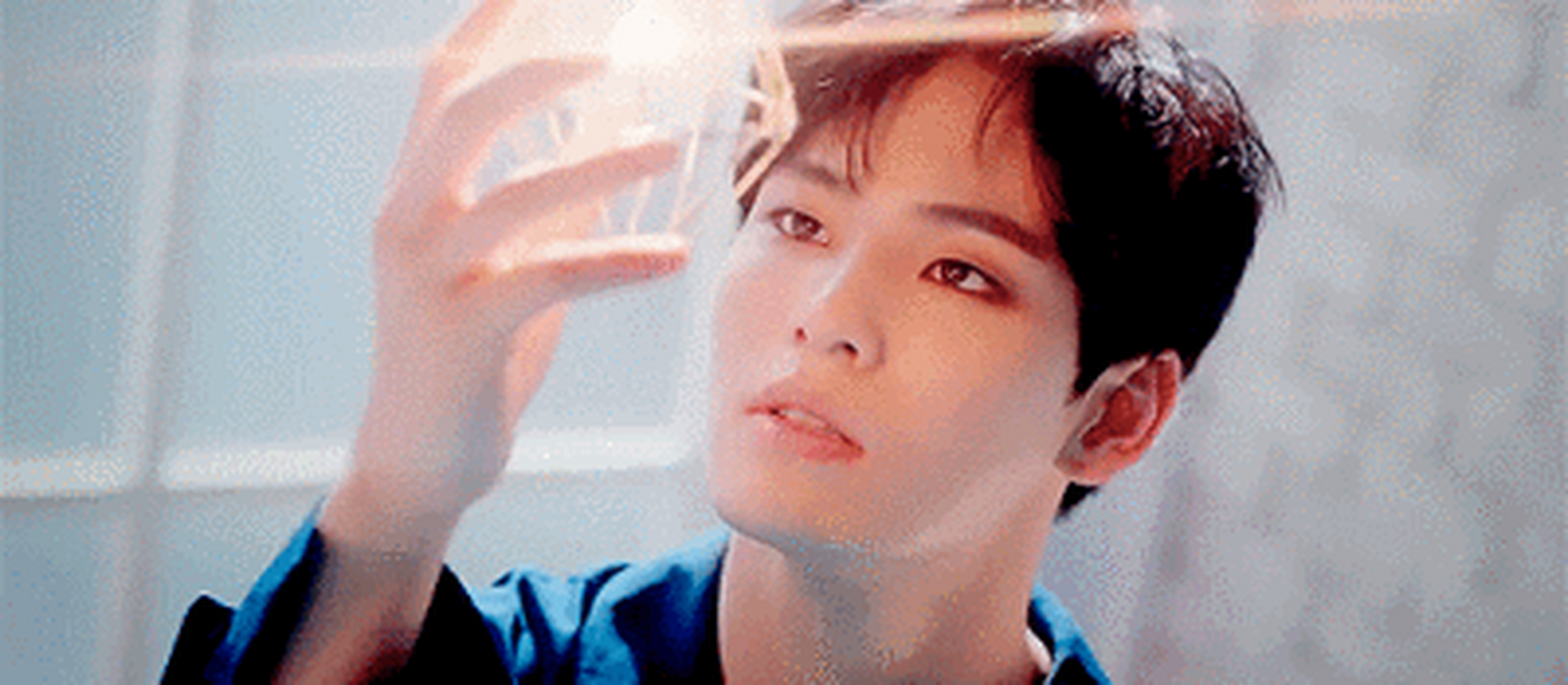 姚明明是男子组合seventeen的前队员,姚明明的身体和声音控制感都很好