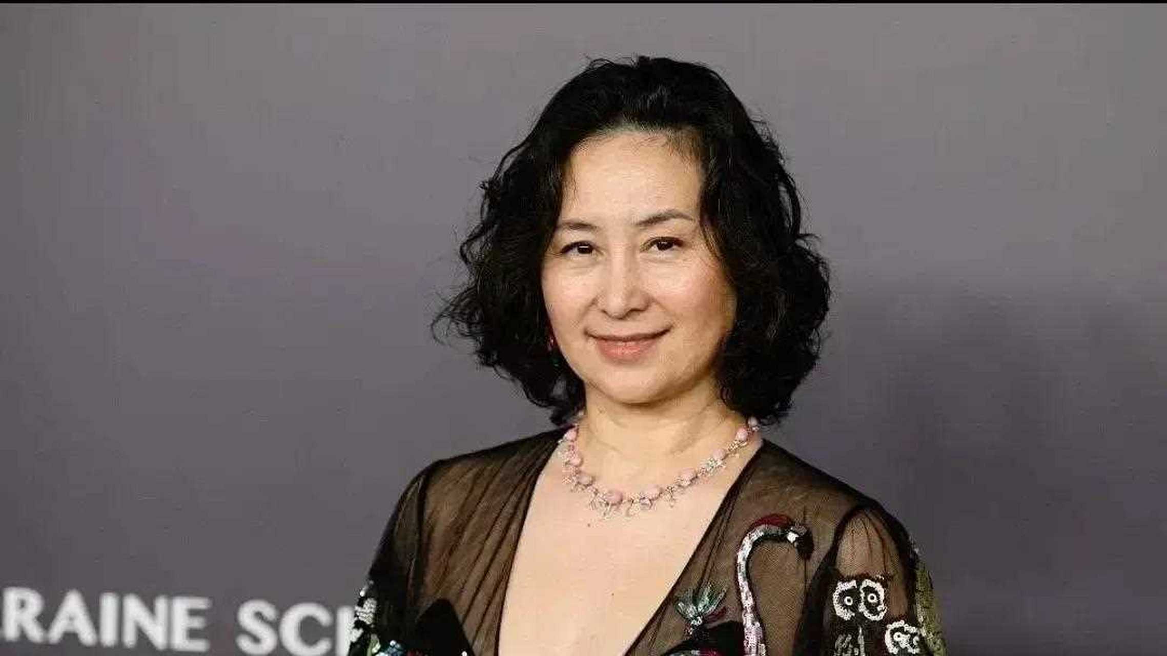 60岁何超琼出席活动,花甲之年仍有窈窕曲线,依旧还是非常的优雅,身穿