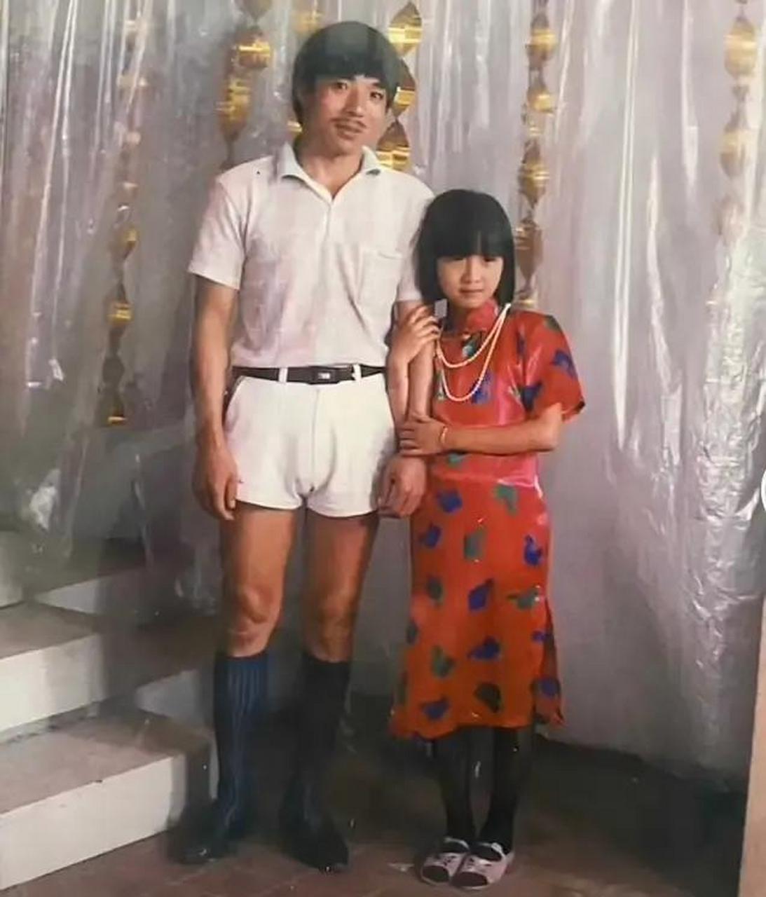 80年代时尚男人的穿搭标配竟然是:超短裤 高跟 高筒袜.
